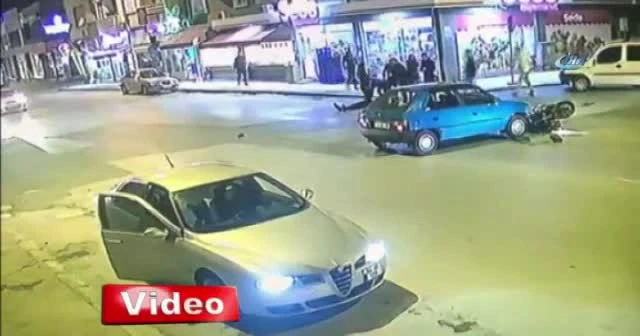 Kontrolsüz şekilde yola çıkan otomobil, motosiklet sürücüsünü canından ediyordu