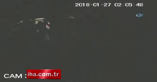 Küçükçekmece'de lüks araçla kuyumcu soygunu kamerada