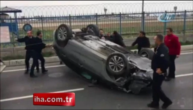 Takla atan aracı, trafikte kalan sürücüler düze çevirdi