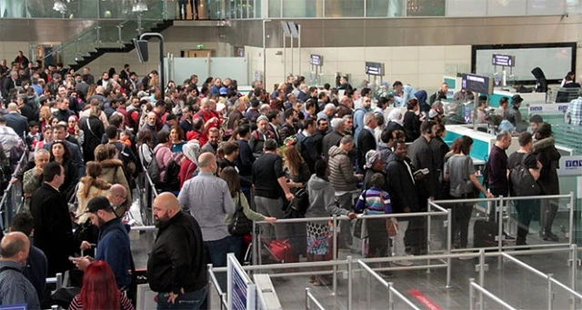 Atatürk Havalimanı'nda 'polnet' yoğunluğu