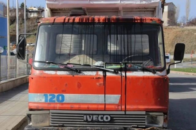 Ceza yazılmasına sinirlenince kamyonunu yakmak istedi