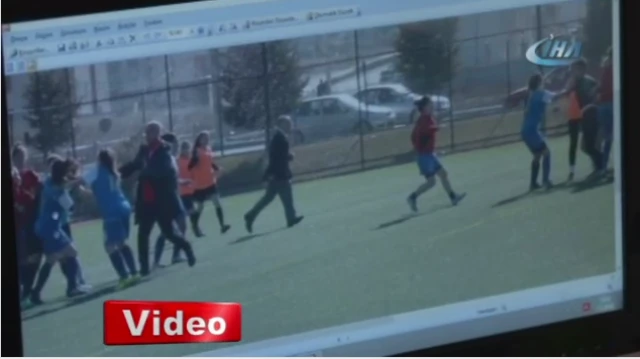 Kadın futbolcuya erkek antrenörden saldırı