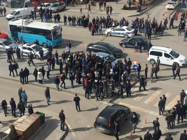 Kalabalık iki grup arasında tekme tokat kavga