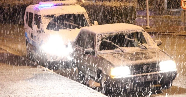 Karaman’a Mart ayında lapa lapa kar yağdı