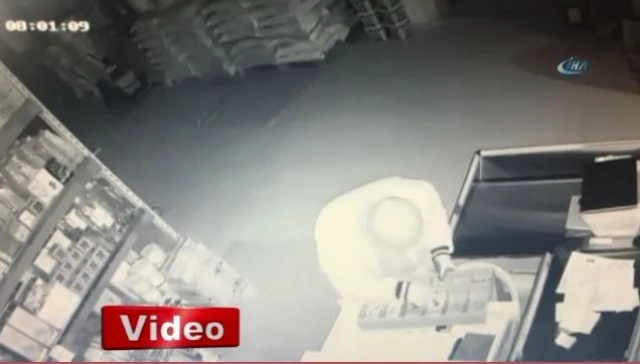 Pendik’te marketten kolilerce gıda malzemesi çalan hırsızlar kamerada