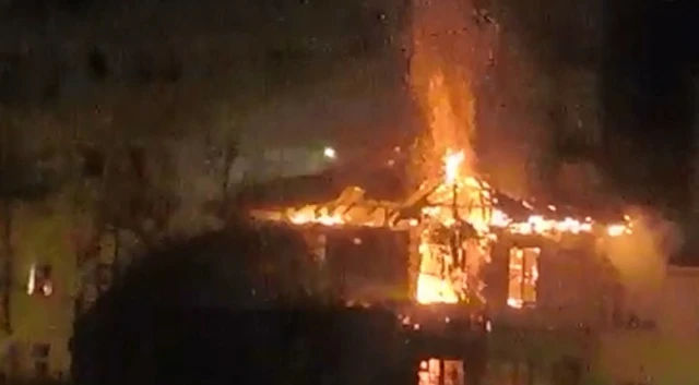 Rize'deki yangında 3 katlı ev kül oldu