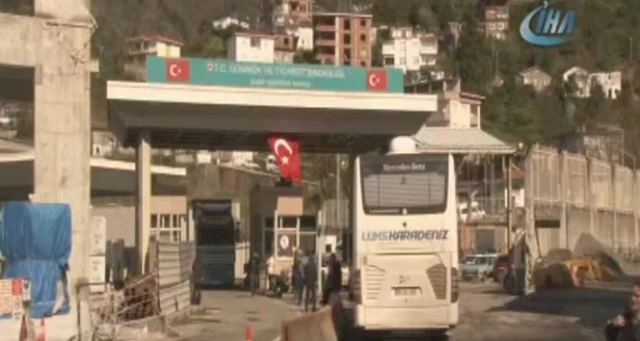 Sarp Sınır Kapısı’nda sistemin aksaklığı tır şoförlerini isyan ettirdi