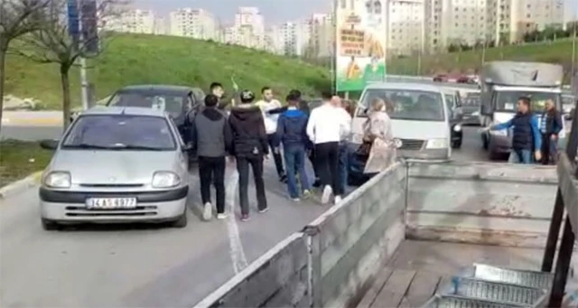 Sürücülerin bijon anahtarlı kavgası kamerada