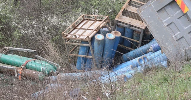 Tekirdağ'da oksijen tüpü yüklü kamyon devrildi