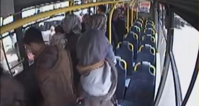 Yolcularla birlikle bebeği hastaneye taşıdı