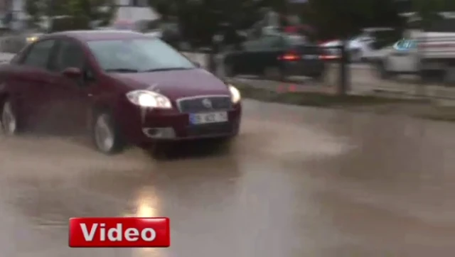 YOLLAR GÖLE DÖNDÜ! SÜRÜCÜLER ZOR ANLAR YAŞADI