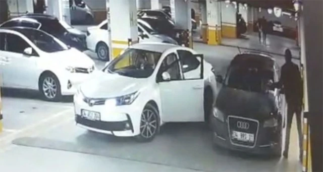 AVM otoparkında çileden çıktı! Tepkisini böyle gösterdi
