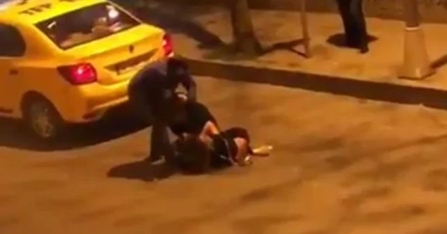 İki kadının saç başa kavgası kamerada