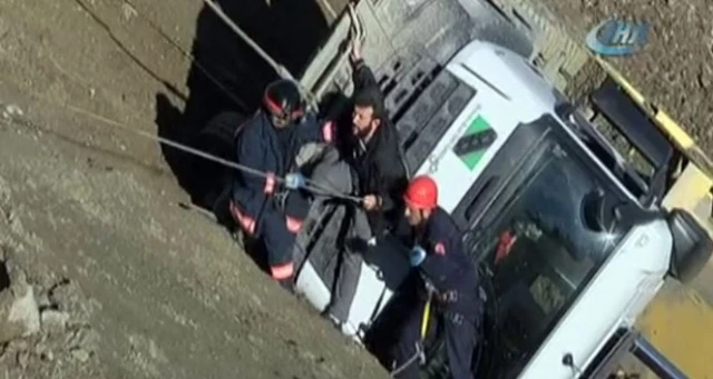 Kamyonla uçurumdan yuvarlandı, burnu kanamadan çıktı