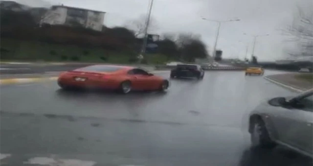 Lüks otomobilli trafik magandaları kamerada