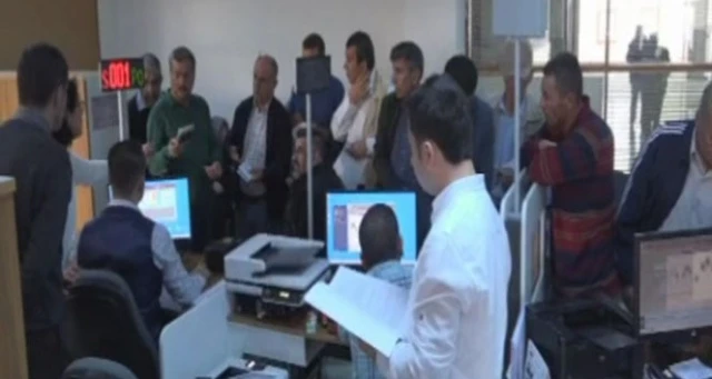 Nüfus müdürlüklerinde ehliyet ve pasaport yoğunluğu yaşanıyor
