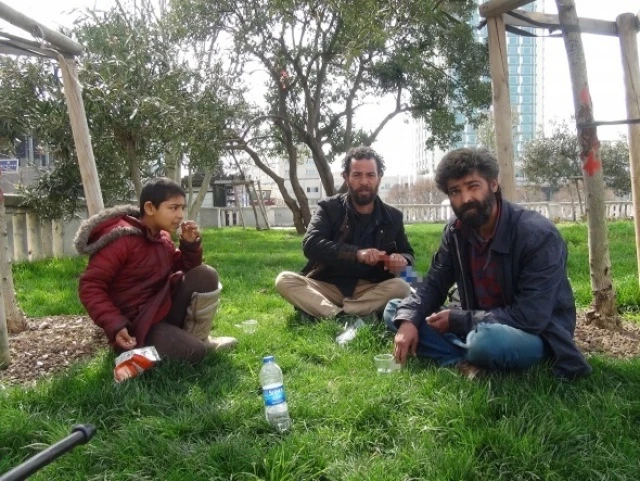 Suriyeli dilencilerin içki alemi kameraya yansıdı