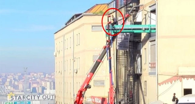 Vince yüklü iş makinesinin üzerinde ölümle dans kamerada