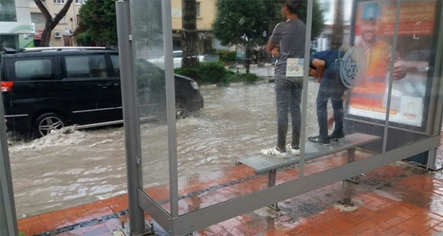 20 dakika süren yağmur hayatı felç etti