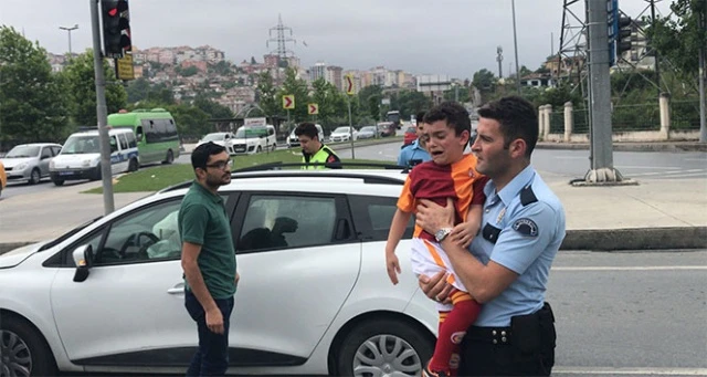 Babası kaza yapınca ağlayan çocuğu polis ekipleri sakinleştirdi