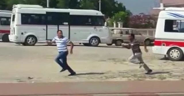 Dolmuşa bindirmeyen şoförü kovalayıp bıçakladı