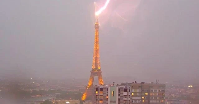 Eyfel Kulesi’ne yıldırım çarptı