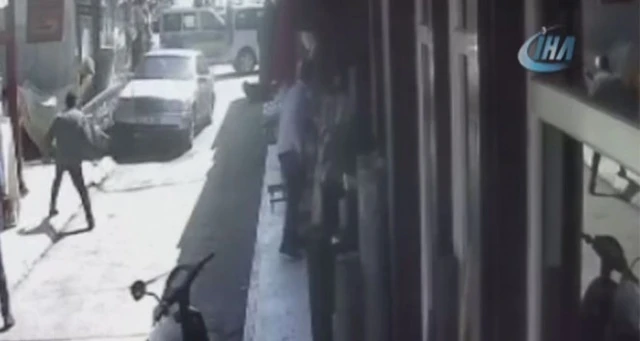 Fren yerine gaza basınca yayaların arasına daldı: 2 yaralı