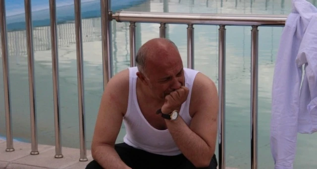 Havuzda çırpınan çocuğu belediye başkanı kurtardı