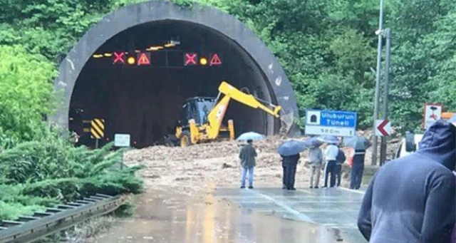 Karadeniz Sahil Yolu'nda şiddetli yağış ve heyelan ulaşımı durdurdu