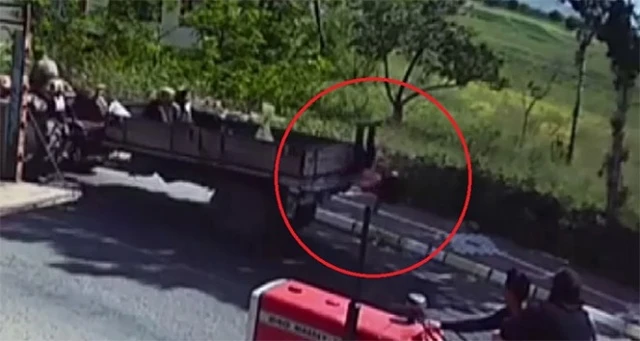 Küçük kız traktörün kasasından düştü