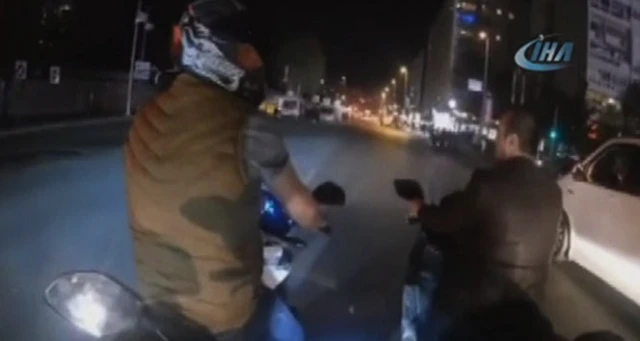 Motosikletli gencin tehlikeli şovu kazayla bitti
