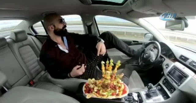 Trafikte pes dedirten görüntü: Meyve tabağı ve tespih
