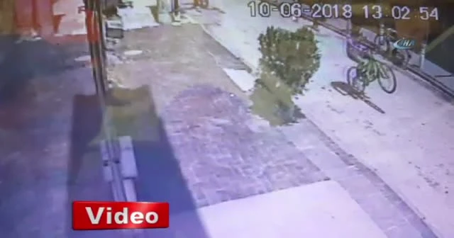 11 yaşındaki çocuğun bisikletini şov yaparak çaldılar