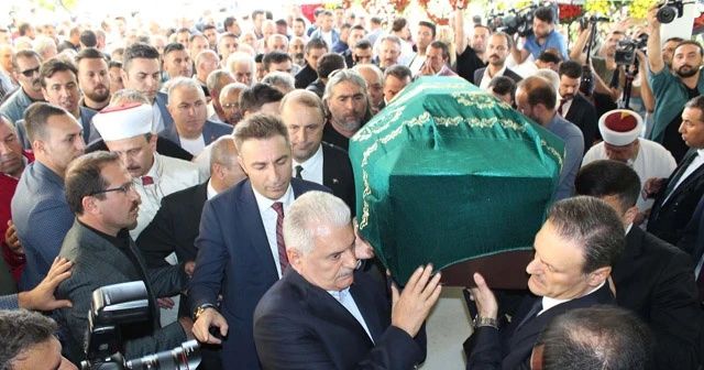 Alpay Özalan’ın babası son yolculuğuna uğurlandı