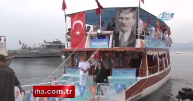 Başbakan’dan gençlerle tekne turu