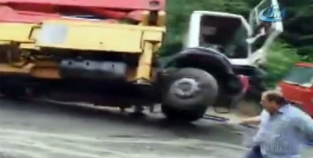 Beton pompası dereye yuvarlandı