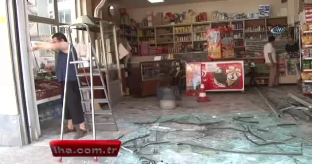 Çay içerken hayatlarının şokunu yaşadılar! Dükkana dalan araç...