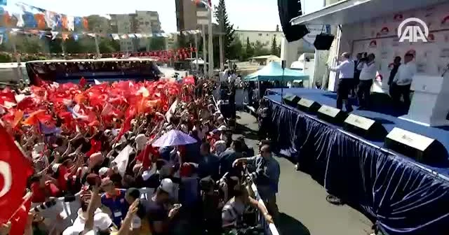 Erdoğan, Türkçe-Kürtçe seçim şarkısına tempo tuttu