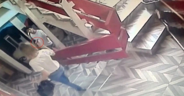 Erkek arkadaşının gözü önünde kendini bıçakladı