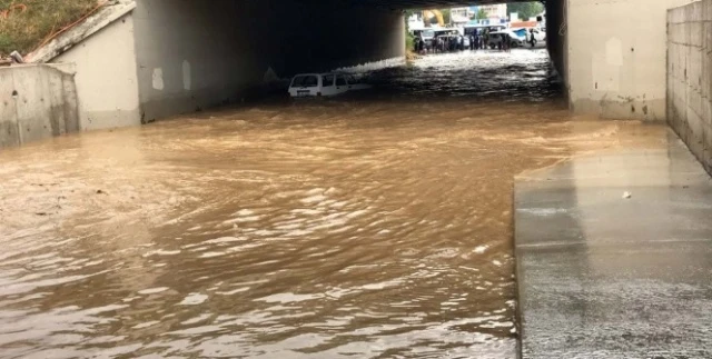 İstanbul’da araç alt geçitte mahsur kaldı