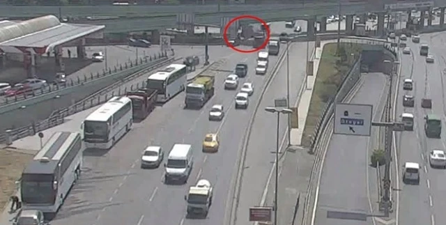 Kaldırımda beklerken üzerine asansör düştü.. O anlar kamerada