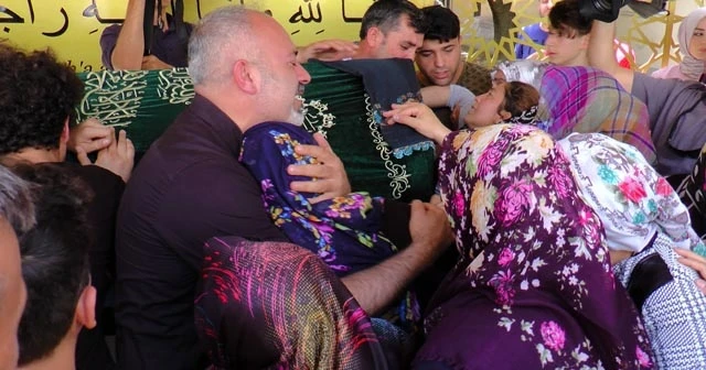 Kayalıklardan düşerek hayatını kaybeden hamile kadın defnedildi