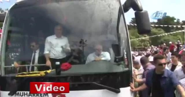Muharrem İnce'nin otobüsü çamura saplandı