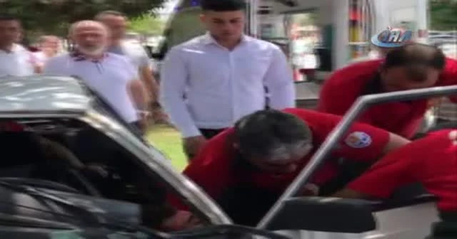 Otomobilde sıkışan yaralıları itfaiye kurtardı