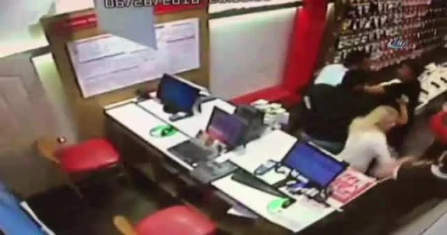 Palalı saldırgan dehşeti kamerada