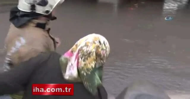 Sağanak yağış İstanbul'u vurdu! Minibüs altgeçitte mahsur kaldı