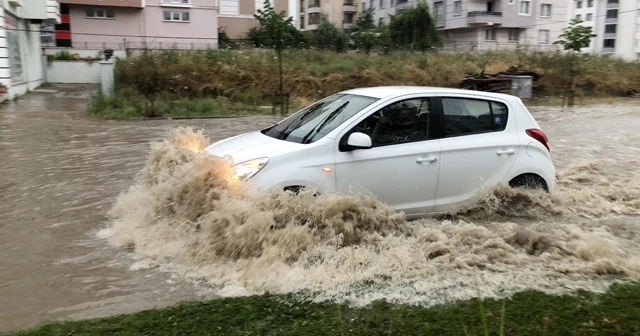 Sağanak yağmur caddeleri göle çevirdi
