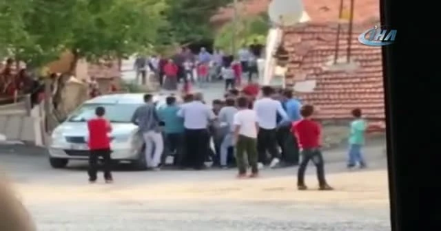 Araçtan indirip tekme tokat dövdüler