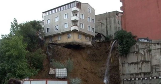 Beyoğlu'nda toprak kayması sonucu bina çöktü