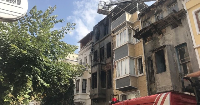 Fatih’te alevler binayı sardı
